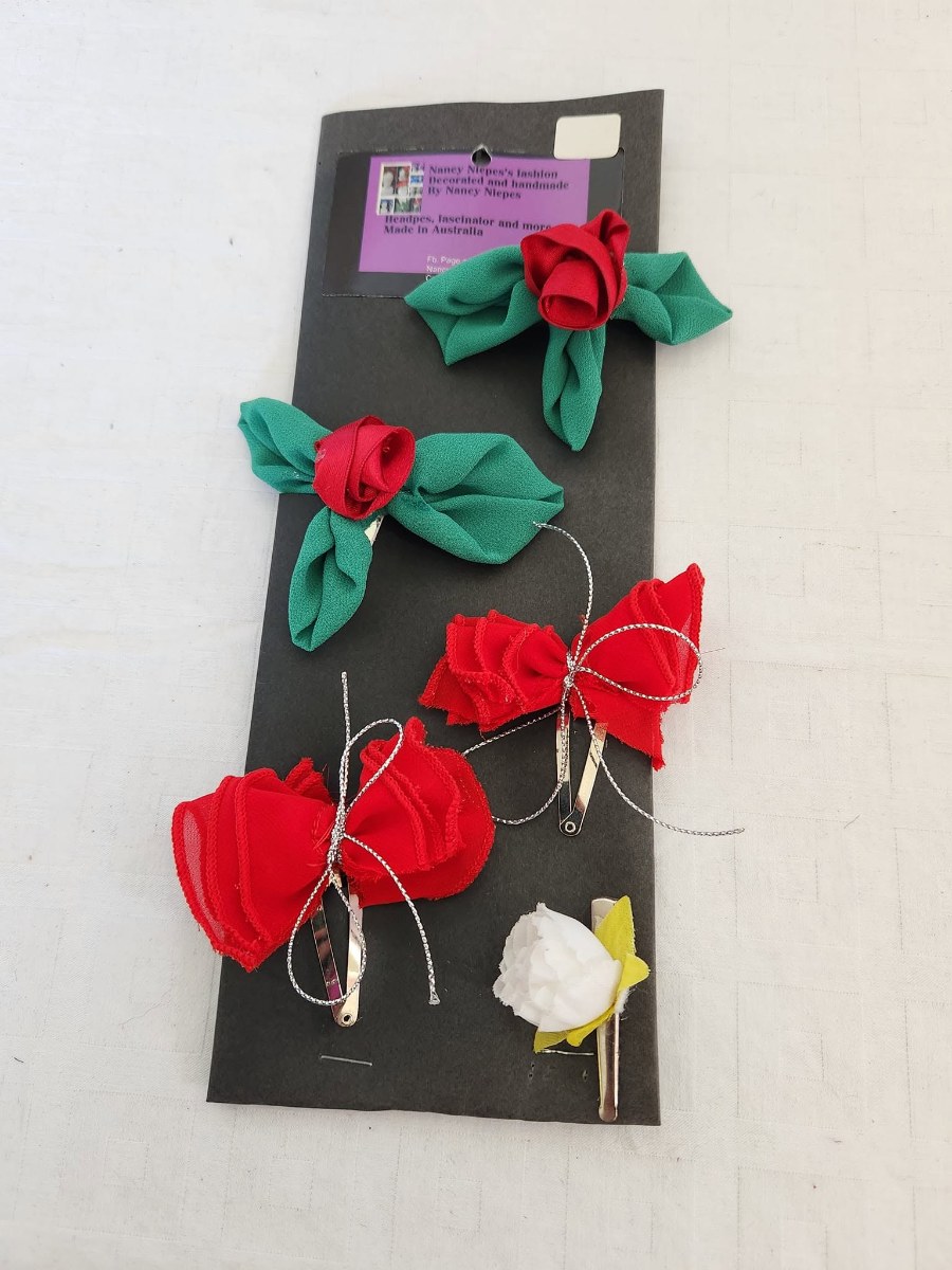 Red Green Bow Hair Clips Set view 2
