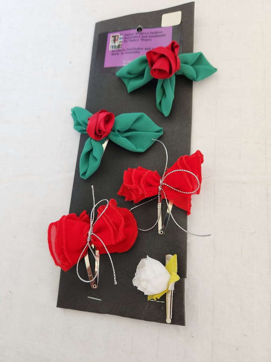 Red Green Bow Hair Clips Set view 3